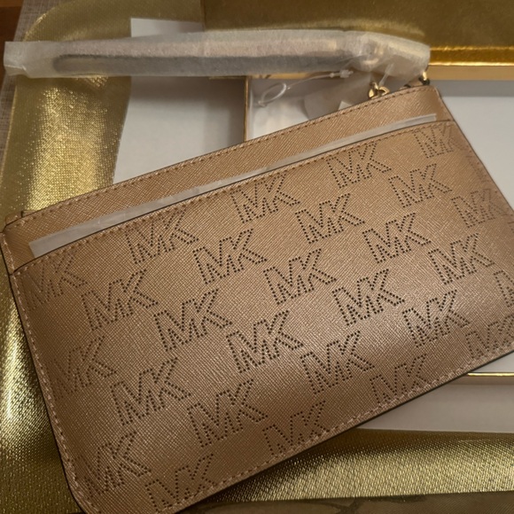 Micheal KORS Perforated Ballet Clutch - Picture 2 of 5